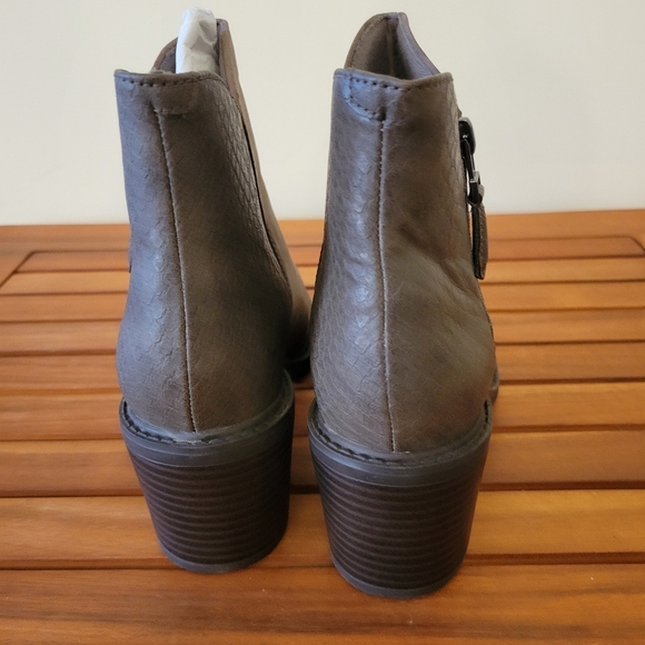 NIB Clarks Dark Taupe Leather Heeled Ankle Boots Size 7 M - Picture 5 of 6